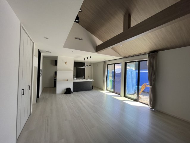 中古戸建・中古住宅　桐生市相生町5丁目　天沼小学校・相生中学校の居間・リビング|勾配天井で開放的なリビング！