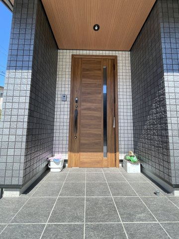 中古戸建・中古住宅　桐生市相生町5丁目　天沼小学校・相生中学校の玄関|カメラ付きインターホンがついている玄関！