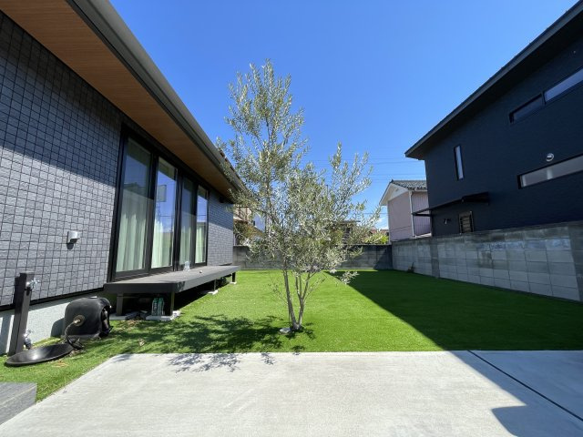 中古戸建・中古住宅　桐生市相生町5丁目　天沼小学校・相生中学校の庭|庭には人工芝も敷いてあるので照り返しが少なくお手入れも簡単♪