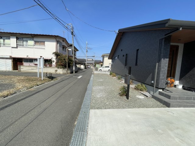 中古戸建・中古住宅　桐生市相生町5丁目　天沼小学校・相生中学校の前面道路含む現地写真|前面道路は公道で幅員4.0ｍ