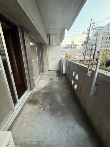 【バルコニー】 | MMビル | 開放的で明るい空間を演出してくれるバルコニーです