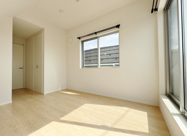 北区赤羽西2丁目の洋室|3階6.5帖洋室
2面採光で暖かな光の入る居室
全室エアコンを新規設置済みで嬉しい仕様です