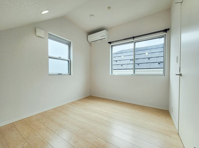 北区赤羽西2丁目の洋室|3階6.5帖洋室
お部屋は明るく、のびのびとお過ごしいただけます
程よい広さと優しい光が入るお部屋なので、子供部屋におすすめです