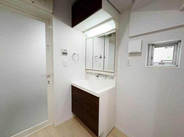 北区赤羽西2丁目の洗面所|明るく清潔感溢れる洗面スペース　毎日使う場所だからこそ、快適な空間となっております