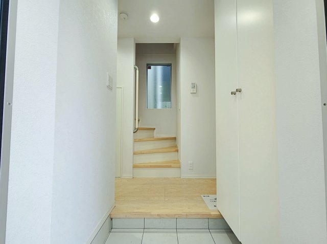 北区赤羽西2丁目の玄関|ホールを設け開放感のある明るい玄関
玄関先にはシューズボックス＋ホール収納付です