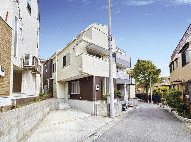 北区赤羽西2丁目の外観|【人気の赤羽駅11分！ 2011年築　4LDK戸建】
室内大変綺麗にお使いです♪
クロス全部屋張替　エアコン全室新規設置　ハウスクリーニング済