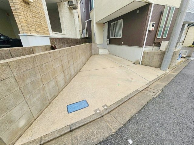 北区赤羽西2丁目の前面道路含む現地写真|間口が広々としておりお車の駐車も安心です
車の往来は少なくお子様にも安心の立地です