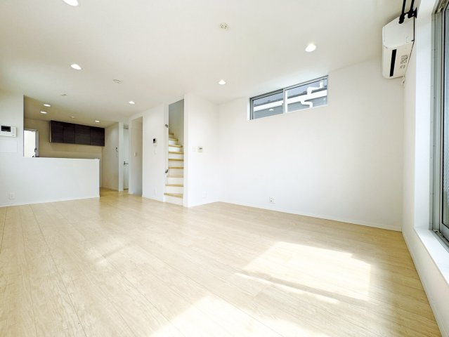 北区赤羽西2丁目の居間・リビング|2階ワンフロアタイプのLDK
広々18.1帖のプレミアムな大空間です
ご家族皆様でゆったりとお寛ぎいただけます
足元から暖かい床暖房付です