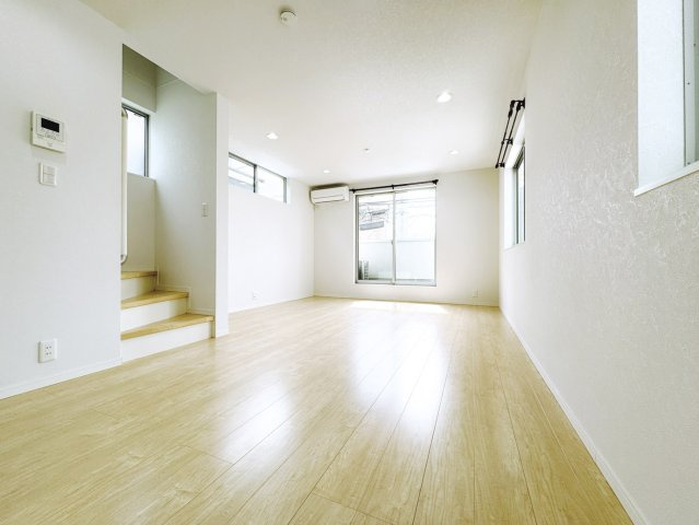 北区赤羽西2丁目の居間・リビング|爽やかな通風と採光を存分に感じる事が出来るリビング
陽当り良好なバルコニーに面し＋αのゆとりと開放感を演出いたします