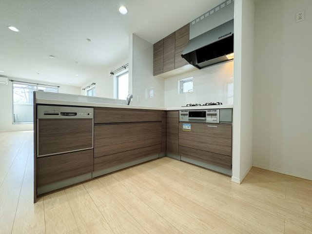 北区赤羽西2丁目のキッチン|調理導線が短く便利なL字キッチン！
対面式でお子様から目を離さずにお料理ができることができる人気の対面式システムキッチン