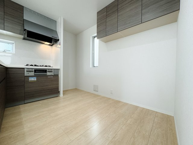 北区赤羽西2丁目のキッチン|キッチン背面も広さがしっかりと有り使い勝手の良い仕様です
吊戸棚付でキッチン周りはスッキリとお使いいただけます