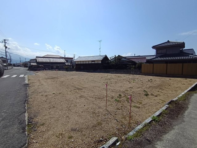 西条市船屋甲599-1　土地の外観|土地100坪以上の広い敷地と更地渡しが魅力の角地で、のびのびとした自由設計の住まいを計画できます