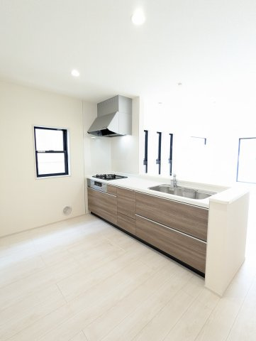 大洗町五反田　3期のキッチン|キッチン後ろのスペースに余裕があるので、お気に入りの食器棚を配置していただけます