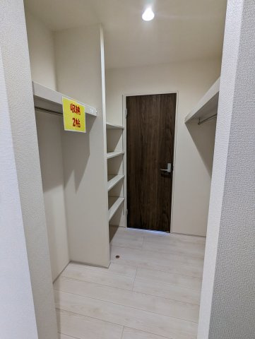 大洗町五反田　3期の収納|ウォークスルークロゼットは収納力抜群！衣類だけでなく、季節家電、備蓄品等しまっておけます！