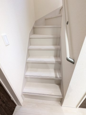 大洗町五反田　3期の内装|手すり付きの階段は小さなお子様も安心です。