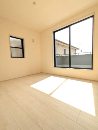 大洗町五反田　3期の洋室|バルコニーに面したお部屋は照明を点ける時間が少なくて済むので省エネに繋がります。