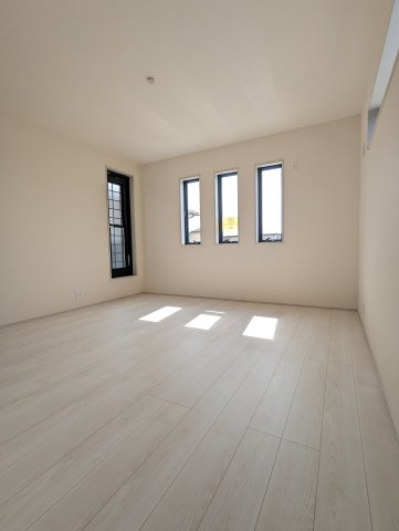 大洗町五反田　3期の居間・リビング|バルコニーに出ることのできるお部屋です、おしゃれな窓がポイント！