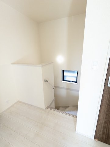 大洗町五反田　3期の内装|窓付きの階段は明るく、手すり付きで小さなお子様でも安心です