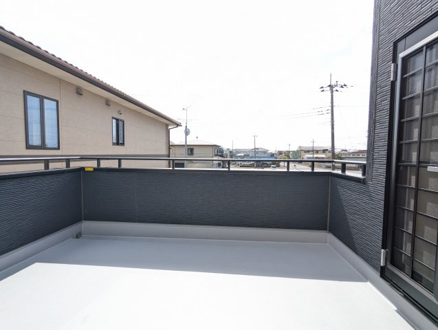 大洗町五反田　3期のバルコニー|晴れた日はたくさんの洗濯を干すことが出来てバルコニーが広いのは魅力的です～♪
