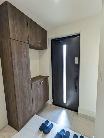 大洗町五反田　3期の玄関|玄関窓から光が差し込む明るい玄関です！温かみのある色合いで、スッキリとしています♪