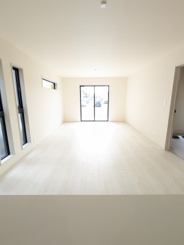 大洗町五反田　3期の居間・リビング|キッチンから見た落ち着いた色合いのリビングです。いつもの団らんから家族会議までリビングはコミュニケーションの場♪