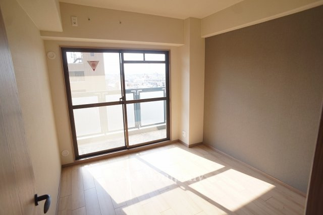 【寝室】 | 進和グレーシィハイツ平野 | 【洋室5.8帖】バルコニーに面した明るいお部屋です☆