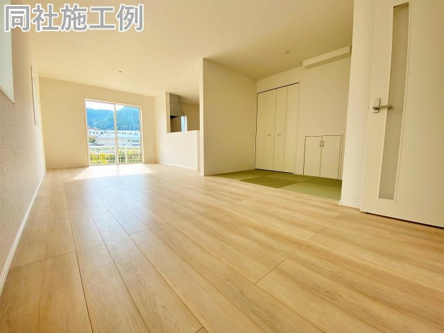 新築戸建　クレイドルガーデン曽我部町寺長縄手の居間・リビング|同社施工例