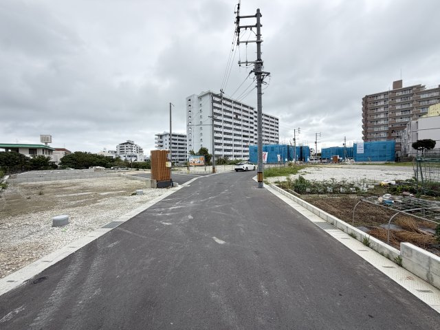 宜野湾市我如古　第2（全14棟）7・13号棟の前面道路含む現地写真|※中央道路6m♪