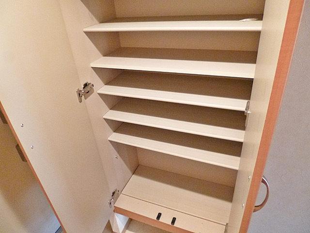 フェイムイッサの収納|背の高いシューズボックスもありブーツなども収納できます。