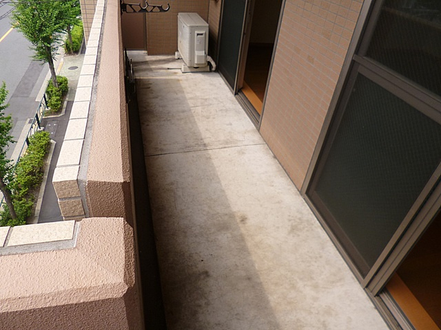 フェイムイッサのバルコニー|ワイドなバルコニーです。