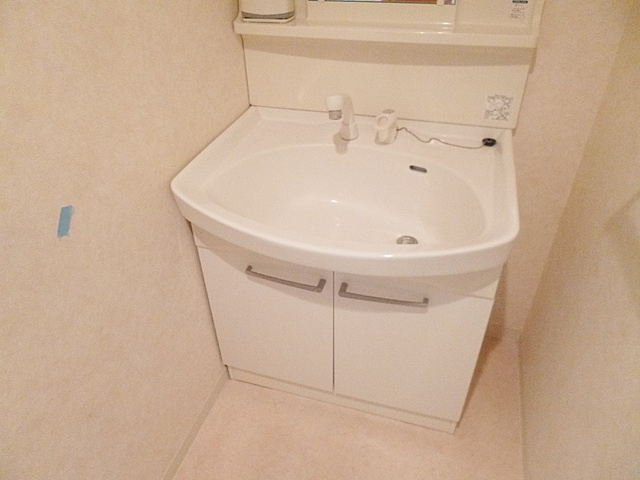 フェイムイッサの洗面所|温水シャワー付洗面化粧台です。