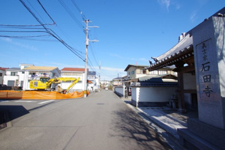 【前面道路含む現地写真】 | 【仲介手数料無料！！】日野市石田1丁目　新築戸建て（全4棟）A号棟　3780万円
