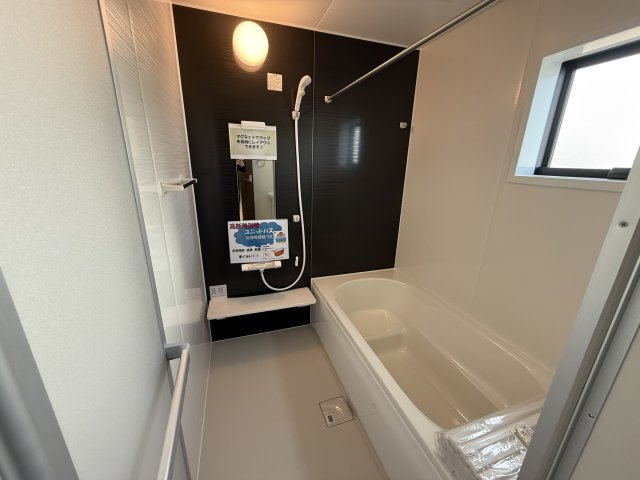 リーブルガーデンＳ高崎金古町第５　4号棟（平屋）の浴室|１坪タイプのフルオートバスです！
足を延ばして入れる広さなので一日の疲れも癒されますよ♪
室内物干しや浴室乾燥機もあるのでお天気の悪い日にはランドリースペースとしてもご利用できます！