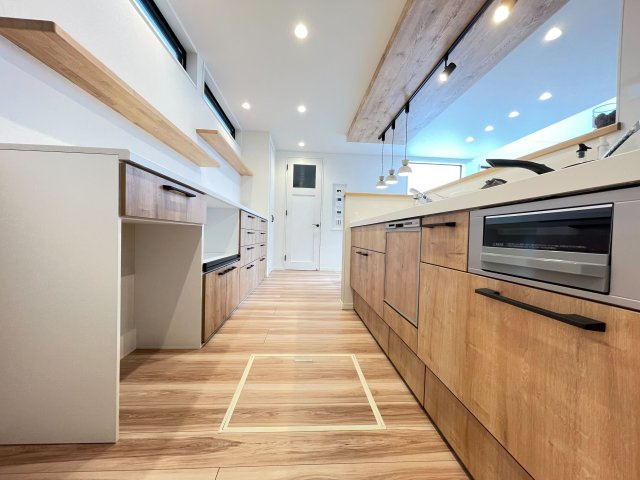 【完成予想図】 | トラストステージ　和光市下新倉3丁目16期　全1区画（朝霞店） | 【弊社プラン例:キッチン】
ワークトップの高さやカラーがセレクトでき、キッチンがお気に入りの場所になる「わたし」仕様のキッチン。
※画像にはオプション商品も含まれております。