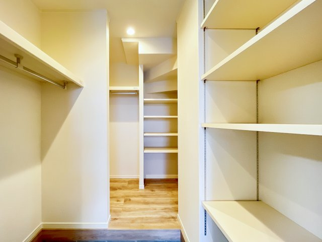 【完成予想図】 | トラストステージ　和光市下新倉3丁目16期　全1区画（朝霞店） | 【弊社プラン例：SIC】
便利な収納スペースもこだわりたい部分。使い勝手の良いWICやSIC、パントリーなどが暮らしをもっと快適にしてくれます。
※画像にはオプション商品も含まれております。
