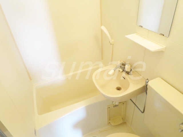 シャンテ十条仲原の浴室|お手入れ簡単な3点ユニットバスです☆