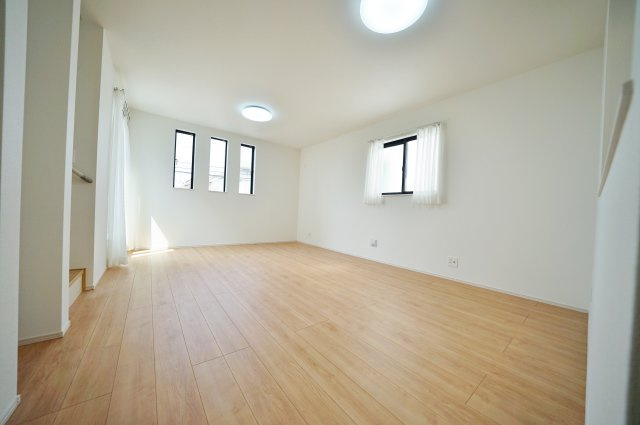 【横浜市西区東久保町26-16全3棟新築戸建て】★仲介手数料無料★（富士見台小学校・岩井原中学校）の居間・リビング