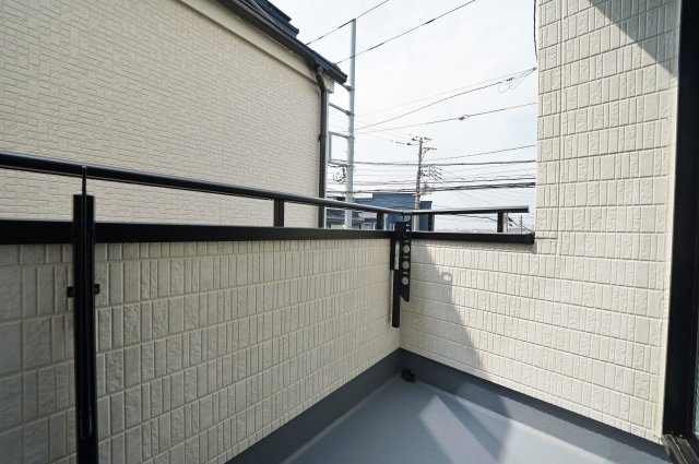 【横浜市西区東久保町26-16全3棟新築戸建て】★仲介手数料無料★（富士見台小学校・岩井原中学校）のバルコニー