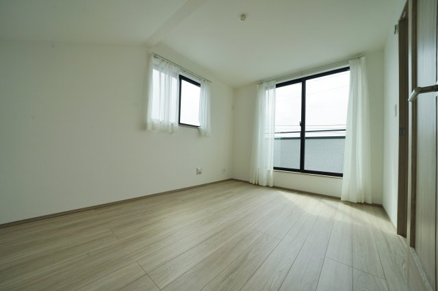 【横浜市西区東久保町26-16全3棟新築戸建て】★仲介手数料無料★（富士見台小学校・岩井原中学校）の洋室