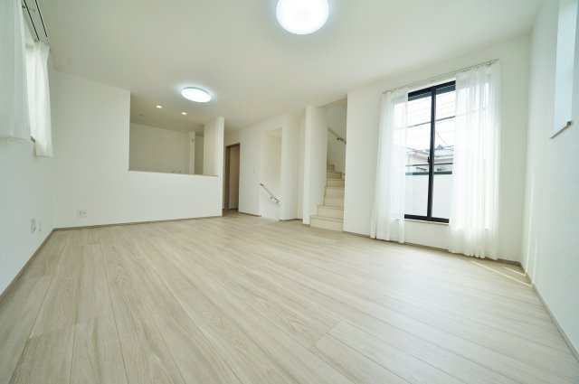 【横浜市西区東久保町26-16全3棟新築戸建て】★仲介手数料無料★（富士見台小学校・岩井原中学校）の居間・リビング