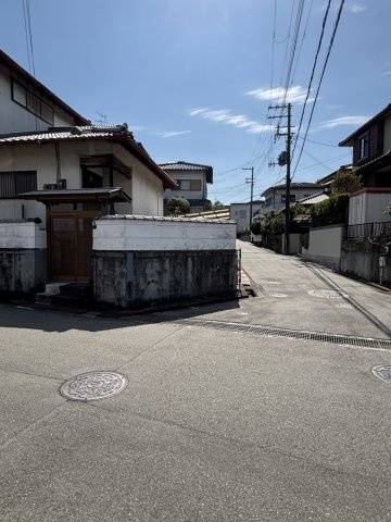 泉佐野市泉ケ丘3丁目　古家付き土地の前面道路含む現地写真