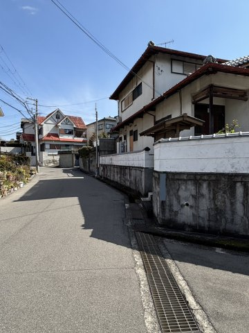 泉佐野市泉ケ丘3丁目　古家付き土地の前面道路含む現地写真