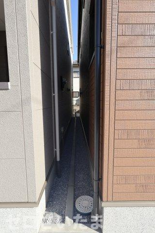 《仲介手数料無料》緑区松木３丁目13-3新築一戸建てリナージュの外観|建物に向かって右側との境界