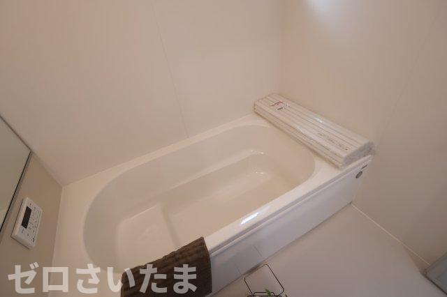 《仲介手数料無料》緑区松木３丁目13-3新築一戸建てリナージュの浴室|建物に向かって右側との境界