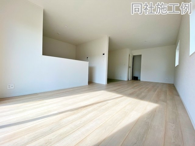 新築戸建　クレイドルガーデン曽我部町寺長縄手の居間・リビング|同社施工例
