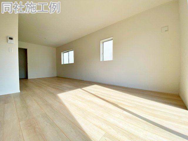 新築戸建　クレイドルガーデン曽我部町寺長縄手の居間・リビング|同社施工例