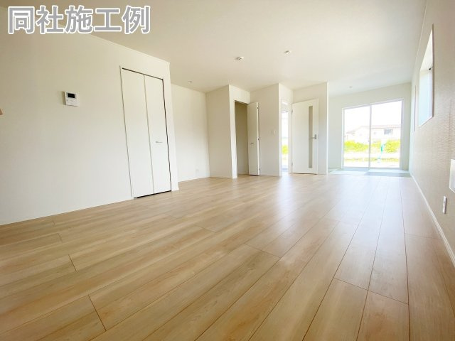 新築戸建　クレイドルガーデン曽我部町寺長縄手の居間・リビング|同社施工例