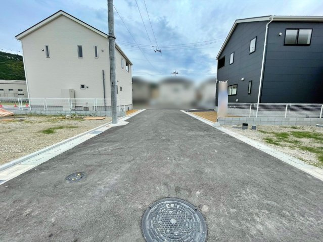 新築戸建　クレイドルガーデン曽我部町寺長縄手の前面道路含む現地写真|8/9現地写真