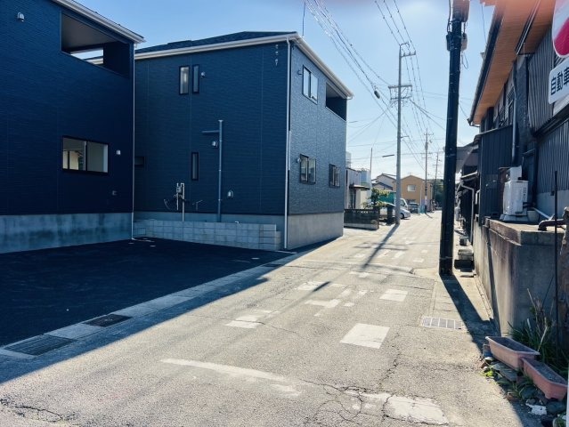 碧南市汐田町5丁目57番、58番の各一部『仲介手数料無料』新築戸建ての前面道路含む現地写真
