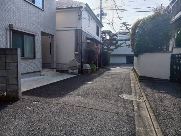 渋谷区東　中古戸建の前面道路含む現地写真